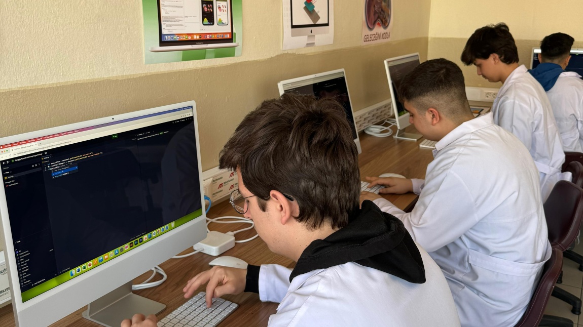 Bilişim Teknolojileri Alanı Öğrencilerimiz Apple iMac bilgisayarlar ile derslere başladı. 